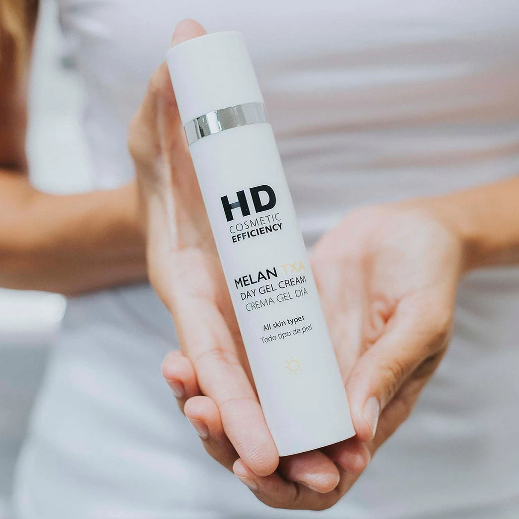 MELAN TXA DAY GEL CREAM CLOSE UP