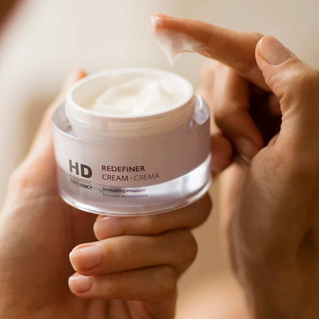 REDEFINER CREAM Redensifying anti-wrinkle cream that defines the facial oval and smooths the skin, recovering its softness, elasticity, and firmness texture