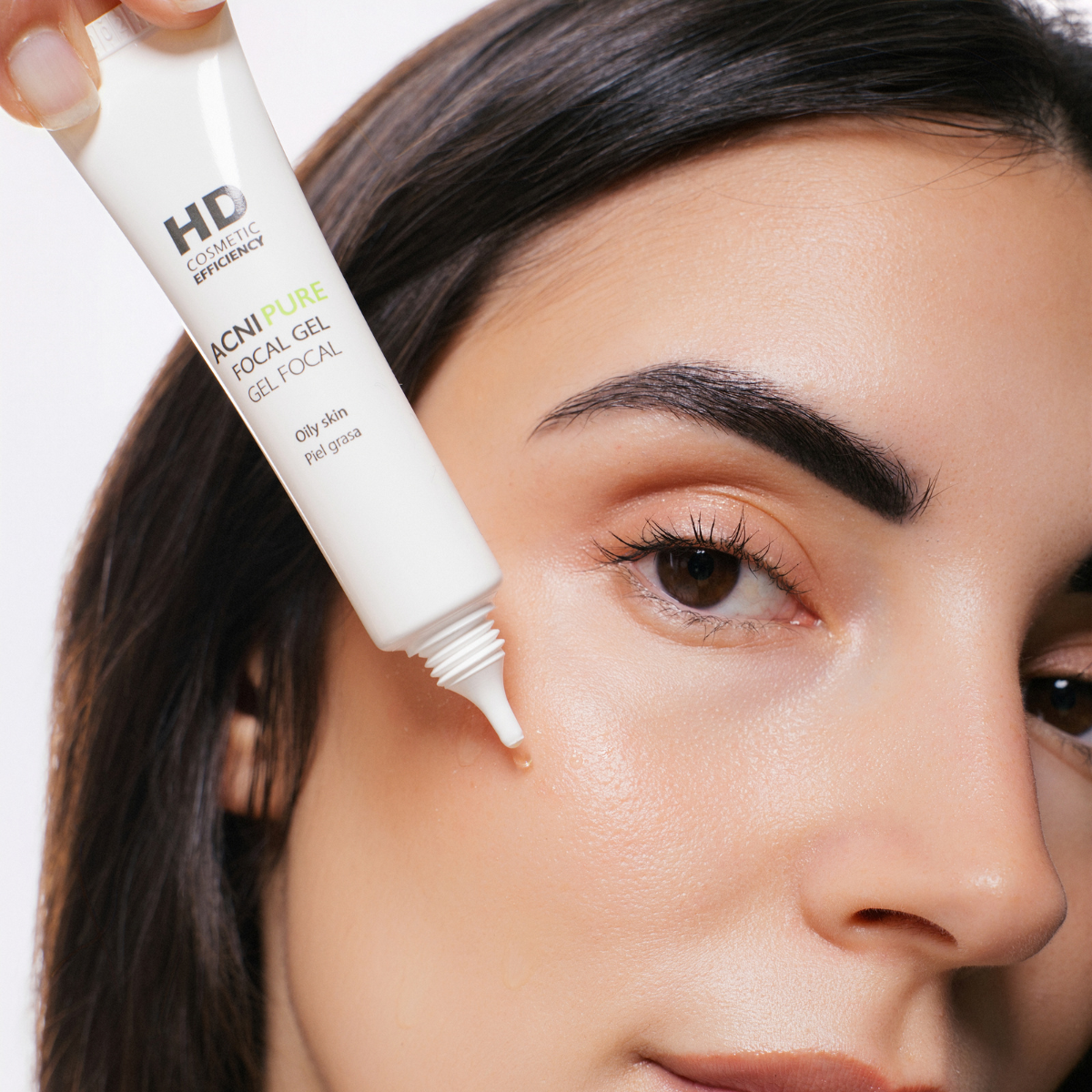 ACNIPURE Focal Gel applied to blemish-prone skin